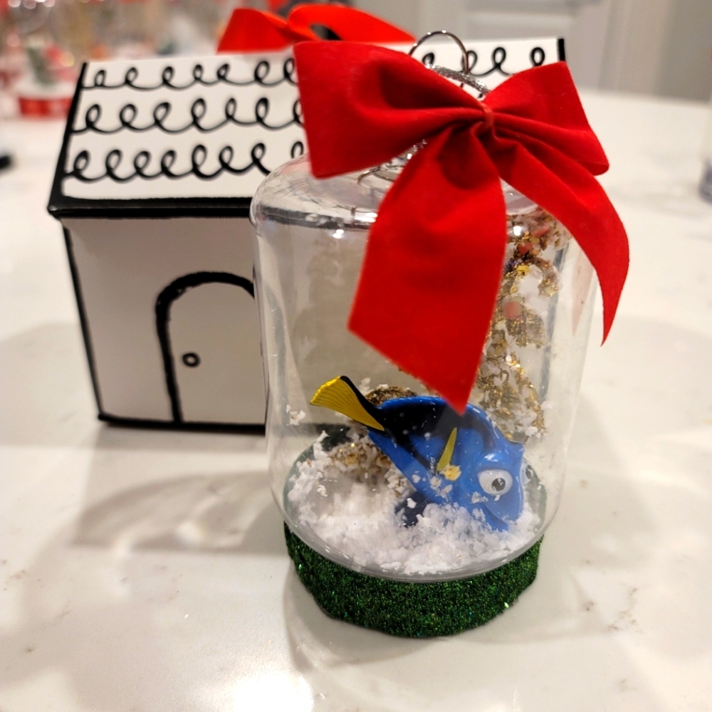 Personalized Disney Showcase - Finding  Nemo - Snow Globe with Dory
